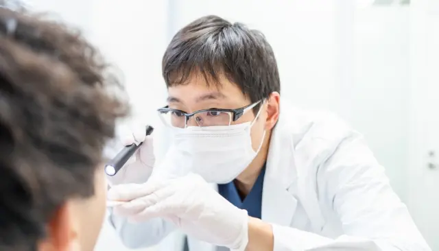 医師が患者の問診をしている様子